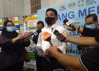 RAHMAD Mariman menjawab pertanyaan pemberita selepas melawat PPV Dewan Tun Ali di Bukit Katil, Melaka. - UTUSAN/MUHAMMAD SHAHIZAM TAZALI