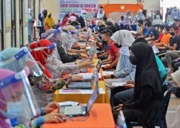 KADAR vaksinasi dalam kalangan remaja Malaysia adalah antara yang terpantas di dunia dengan 80.2 peratus sudah terima dos pertama dalam  masa hanya sebulan selepas dimulakan.