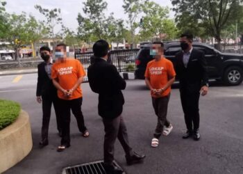 DUA peniaga direman enam hari bagi membantu siasatan kes  rasuah kepada pegawai TNB bagi menutup aktiviti mencuri bekalan elektrik untuk aktiviti perlombongan bitcoin di sekitar Negeri Sembilan tahun lalu.