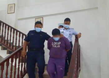 SEORANG pemandu lori penyelenggaraan direman tiga hari bermula hari ini bagi membantu siasatan nahas membabitkan tiga sekeluarga di Kilometer 216 PLUS arah Utara berhampiran Alor Gajah, Melaka.