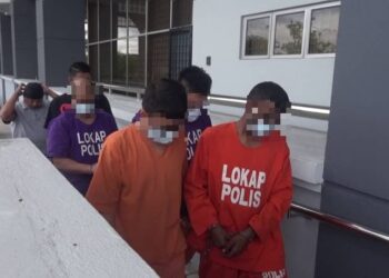 SEORANG lelaki warga Nepal (depan kanan) direman tujuh hari bagi membantu siasatan kes bunuh dua pengawal keselamatan di Seremban, semalam.