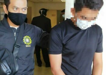 PENGARAH penguat kuasa (kanan) yang disyaki meminta dan menerima rasuah direman tujuh hari dibawa keluar dari Mahkamah Alor Setar, Kedah, hari ini.