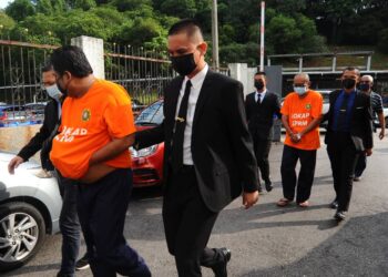 SEORANG lelaki bergelar Datuk (kanan) dan rakannya (belakang) dikenakan  tahanan reman tujuh hari oleh Mahkamah Majistret Johor Bahru bagi membantu siasatan kes mengemukakan tuntutan palsu lebih RM11,000 kepada jabatan kerajaan, dua tahun lalu.