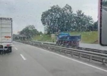 TANGKAP layar rakaman yang tular memaparkan sebuah lori dipandu melawan arus di Lebuhraya LinKedua.
