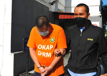 PEMBANTU pegawai sebuah agensi kerajaan direman empat hari bagi membantu siasatan kes rasuah berjumlah lebih RM20,000 di Mahkamah Johor Bahru. - UTUSAN/RAJA JAAFAR ALI