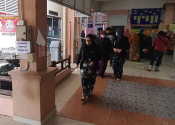 TENGKU Eliana Tuan Kamaruzaman (depan) keluar dari Wad Bersalin Hospital Kemaman, Terengganu selepas selesai proses reman remaja perempuan yang dipercayai menikam bayi lelaki. - UTUSAN/NIK NUR IZZATUL HAZWANI NIK ADNAN