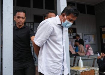 ANGGOTA polis membawa seorang pesara (depan) untuk mendapat perintah reman bagi membantu siasatan penemuan mayat seorang wanita di Mahkamah  Majistret Marang, Terengganu, hari ini. - UTUSAN/PUQTRA HAIRRY ROSLI