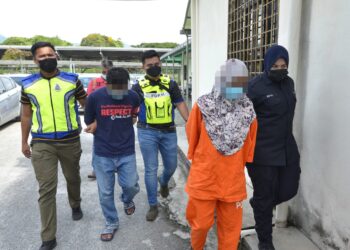 PASANGAN suami isteri dibawa ke Mahkamah Majistret Ipoh hari ini untuk permohonan reman siasatan kes dera kanak-kanak sehingga menyebabkan kematian di Desa Pengkalan, Ipoh. - UTUSAN/ZULFACHRI ZULKIFLI