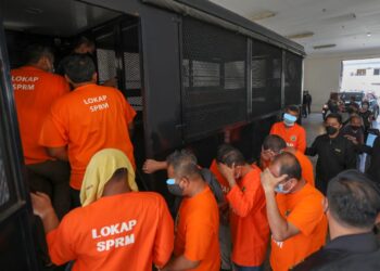 Seramai 15 individu termasuk seorang wanita direman di Mahkamah Majistret Alor Setar, hari ini.
