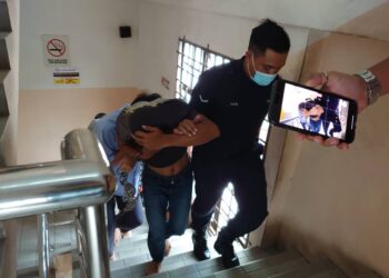 PEMANDU lori (depan) yang terlibat dalam kemalangan merempuh 11 buah kenderaan di Tambak Johor semalam dikenakan perintah tahanan reman tiga hari bagi membantu siasatan.