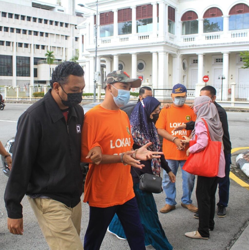 Kontraktor Rasuah Pegawai kanan majlis perbandaran, kontraktor direman kes rasuah RM200 ...