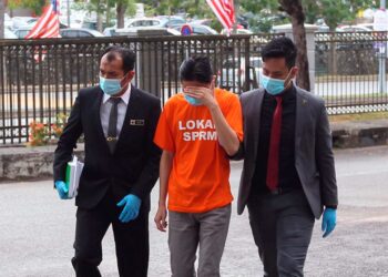 PEMILIK syarikat peruncitan direman enam hari bagi membantu siasatan berhubung pembelian minyak masak subsidi di Mahkamah Khas Reman, Seremban semalam.-UTUSAN/ZAKKINA WATI AHMAD TARMIZI
