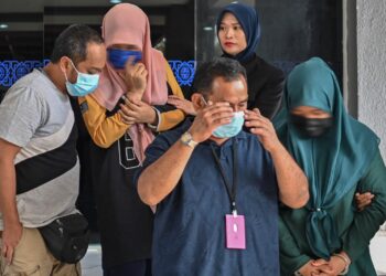 DUA wanita yang disyaki terlibat dalam kes salah guna kuasa dibawa ke Mahkamah Majistret Kuala Terengganu di Kuala Terengganu, hari ini. - UTUSAN/PUQTRA HAIRRY ROSLI 