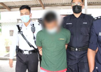 PEMANDU treler terlibat kemalangan jalan raya yang mengorbankan empat beranak ketika dibawa ke Mahkamah Majistret Ipoh bagi mendapatkan perintah tahanan reman. - UTUSAN/MUHAMAD NAZREEN SYAH MUSTHAFA