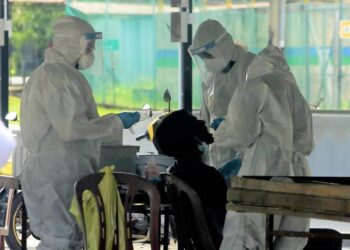  SERAMAI 28 orang penduduk termasuk kanak-kanak di kawasan PKPD empat lokaliti di daerah ini menjalani ujian saringan secara bersasar berhampiran pos laluan utama PKPD berkenaan di Taman Chembong Utama, Rembau.-UTUSAN/NOR AINNA HAMZAH