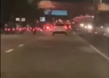 TANGKAP layar video yang tular dalam dalam media sosial  mendakwa berlakunya kegiatan lumba haram di Lebuhraya Tun Dr. Lim Chong Eu, George Town, Pulau Pinang, malam tadi.