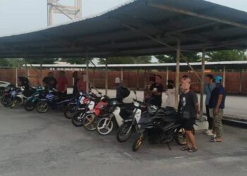 SERAMAI 11 individu termasuk lima remaja ditahan selepas dipercayai terlibat dalam aktiviti lumba haram di hadapan SMK Pernu, Melaka.