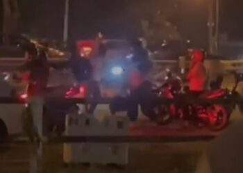 TANGKAP layar seoang 'mat rempit' dibelasah orang awam di Batu Tiga, Jalan Kuantan-Gambang di Kuantan, Pahang pada Ahad lalu.