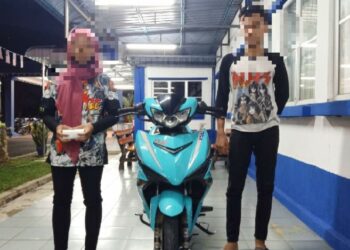 REMAJA perempuan dan teman lelakinya yang ditahan dalam operasi samseng jalanan kerana melakukan aksi berbahaya di Sik, Kedah.