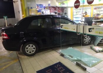 KEADAAN sebuah kereta selepas merempuh cermin di Stesen Minyak Petronas di Bukit Rambai, Melaka. - UTUSAN/AMRAN MULUP