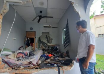 MOHD. Shakir Fairuz Ahmad melihat keadaan bilik utama rumahnya yang rosak selepas dirempuh sebuah kereta di Taman Perak, Kulim. -UTUSAN/AZAHAR HASHIM