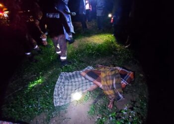 KEADAAN mayat mangsa yang diserang babi hutan di kebunnya di Pantai Remis, Perak, hari ini. IHSAN JBPM