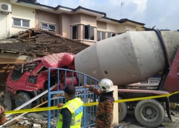 SEBUAH lori simen yang dipercayai mengalami masalah brek merempuh dua buah rumah di Jalan Bernam 6, Taman Bernam di Tanjung Malim hari ini. - UTUSAN/IHSAN PDRM