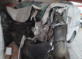 KEADAAN van yang merempuh kedai runcit menyebabkan pemandunya maut dalam kejadian di Simpang Lima, Parit Buntar hari ini. - UTUSAN/IHSAN JBPM PERAK