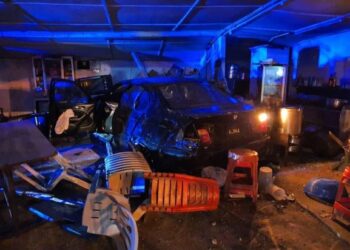 KEADAAN kereta yang merempuh kedai makan di Kilometer 68, Jalan Ipoh-Kuala Lumpur dekat Bidor, Tapah, Perak semalam. - UTUSAN