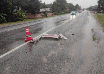 PAPAN amaran yang rosak akibat dirempuh pemandu warga emas di SJR depan Pondok Polis Chekok, Pasir Mas, Kelantan,  petang semalam.