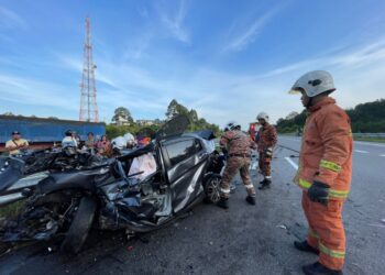 KEADAAN kereta jenis Honda City yang remuk selepas bertembung dengan sebuah treler berhampiran simpang Roban, Jalan Saratok-Sarikei, Sarawak.