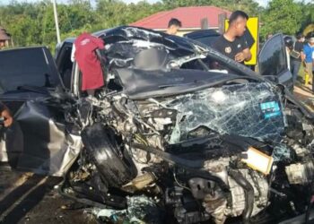 KEADAAN kereta dipandu Mohamad Noor Ikhwan Mohd. Zaimi yang remuk selepas bertembung dengan sebuah lori tangki di Kilometer 24 Jalan Temerloh-Bahau di Bera, Pahang, semalam.