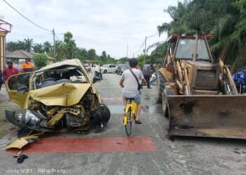 REMUK bahagian hadapan sebuah Perodua Myvi apabila terlibat dalam kemalangan dengan jentolak di Jalan Telok Gong, Pelabuhan Klang, Klang, hari ini.