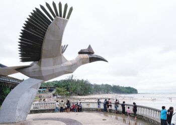 HARI Sarawak  pada 22 Julai yang diisytiharkan sebagai cuti umum di negeri itu turut diambil peluang oleh penduduknya untuk bersantai di tempat pelancongan. - GAMBAR HIASAN/MUHAMAD IQBAL ROSLI