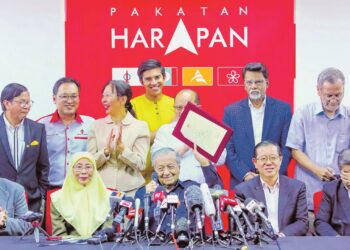 KERAJAAN PH didakwa kurang mesra Melayu dan disebabkan itu kepimpinan Dr. Mahathir Mohamad 
di bawah bendera gabungan itu tidak stabil.
