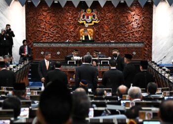 TIADA asas Perlembagaan untuk menaikkan peratusan ahli Parlimen Borneo daripada 25 peratus kepada 35 peratus sedangkan peratusan pengundinya kurang daripada 16 peratus. – FOTO/JABATAN PENERANGAN MALAYSIA