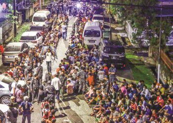 Sebahagian pendatang asing tanpa izin yang  ditahan oleh anggota Jabatan Imigresen dalam satu operasi penguatkuasaan Ops Sapu di sebuah flat di Jalan Abraham, Kuala Lumpur. –