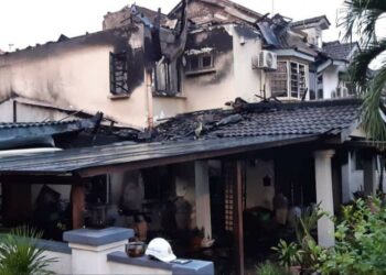 KEADAAN rumah dua tingkat yang terbakar dan meragut satu nyawa di Taman Bukit Saga, Seksyen 26 di Selangor, hari ini.