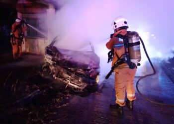 ANGGOTA bomba memadam kereta  dipandu oleh Muhammad Akhimullah Amaran yang terbakar selepas kemalangan di Persimpangan Kampung Nongka, Napoh, Kubang Pasu, Kedah, malam kelmarin.