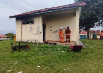 TANDAS awam terbakar menyebabkan seorang remaja maut ketika berada di dalamnya dekat Fasa 3, Puncak Alam di Kuala Selangor, Selangor, hari ini.