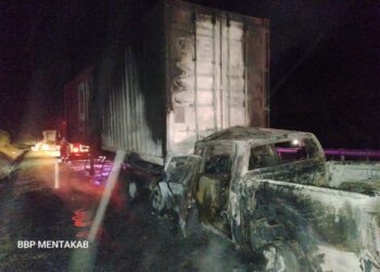 KEADAAN pacuan empat roda yang rentung setelah terlibat kemalangan di Kilometer 108.8 Lebuhraya Pantai Timur, dekat Kampung Cempaka di Temerloh, Pahang. - FOTO IHSAN JBPM PAHANG