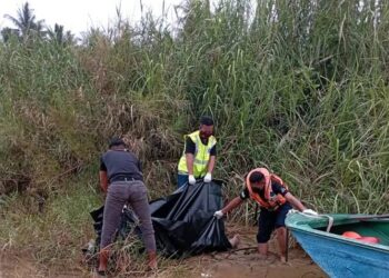 ANGGOTA polis  mengangkat mayat yang ditemukan dalam keadaan terapung di sungai Lubuk Kawah, Pulau Teluk Rejuna, Palekbang, Tumpat, Kelantan. - IHSAN PENDUDUK