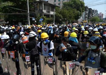 PENUNJUK perasaan memakai alat pelindung semasa menyertai demonstrasi menentang rampasan kuasa oleh junta tentera di Yangon, Myanmar. -AFP