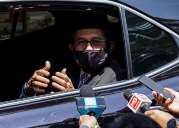 MOHD. Rashid Hasnon ketika ditemui petugas media selepas menghadap Yang di-Pertuan Agong dalam satu pertemuan khas di Istana Negara, Kuala Lumpur, di sini hari ini. - UTUSAN/SHIDDIQIEN ZON
