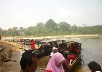 Bot penambang menjadi nadi pengangkutan penduduk di pedalaman Hulu Tembeling di Jerantut, Pahang.