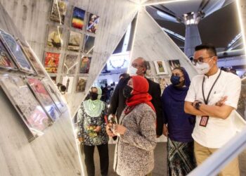 NANCY Shukri melawat karya Polyhedron Pavillion selepas merasmikan KUL Art Airport di Terminal Utama KLIA di Sepang, Selangor, hari ini. - UTUSAN/ FAISOL MUSTAFA