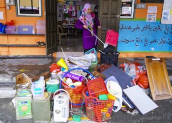 Guru-guru Sekolah Rendah Agama Tengku Ampuan Jemaah di Kampung Baru, Kuala Lumpur bergotong-royong membersihkan bilik darjah pada 11 September 2020.