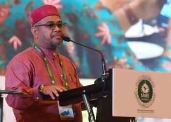KHAIRUDDIN Aman Razali ketika berucap pada Sidang Kemuncak Ulama Islam Sedunia 2022 mengenai Isu Pembebasan Palestin di Pusat Konvensyen Movenpick, Sepang, Selangor. - UTUSAN/FAIZ ALIF AHMAD ZUBIR