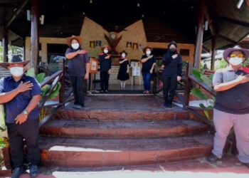 PEKERJA-pekerja Eagle Ranch Resort menunjukkan solidariti mereka di hadapan resort tersebut yang masih tidak beroperasi ekoran pelaksanaan PKP. – UTUSAN/MOHD. SHAHJEHAN MAAMIN