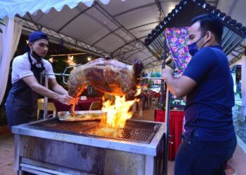 KAMBING golek menjadi antara hidangan istimewa yang disajikan dalam konsep 100 aneka menu berbuka puasa di Adena Beach Resort Balok di Kuantan, Pahang. - UTUSAN/SHAIKH AHMAD RAZIF